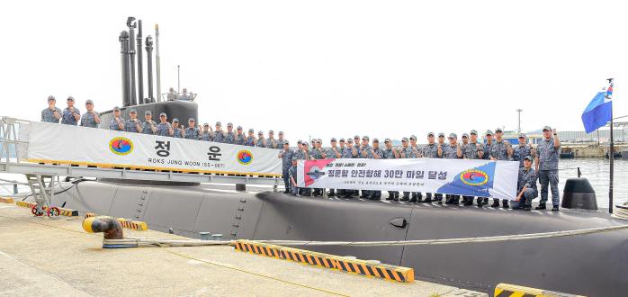 해군잠수함사령부 정운함 승조원들이 안전항해 30만 마일 달성을 자축하며 기념촬영을 하고 있다. 부대 제공