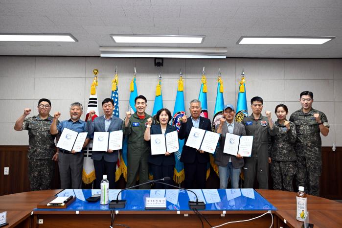 지난 24일 열린 공군38전대 정책자문위원 위촉식에서 참석자들이 기념촬영을 하고 있다. 사진 제공=박용태 중사