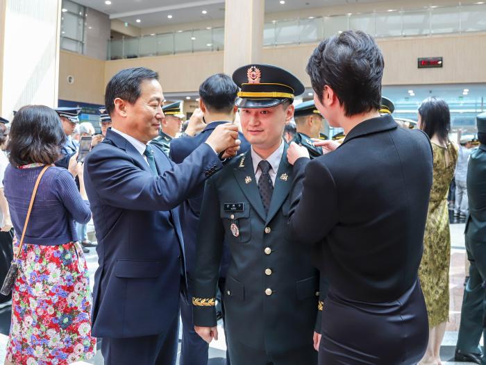 육군종합행정학교가 지난 24일 개최한 제100기 법무사관 임관식에서 이두희(왼쪽) 국방부 차관이 신임 법무장교에게 계급장을 달아주고 있다. 부대 제공
