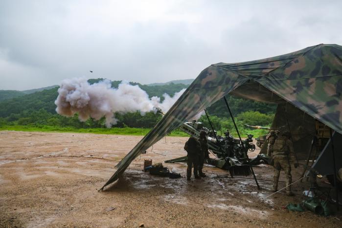 미2사단/한미연합사단 순환배치여단 포병대대 M777 155㎜ 견인포가 화염과 함께 포탄을 쏘아 올리는 모습.