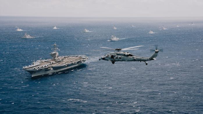 ‘2026 환태평양훈련(RIMPAC·림팩)’에 참가한 연합해군 전력이 지난 22일(현지시간) 하와이 제도 북부에서 해상훈련을 하고 있다. 대한민국 해군에서는 8200톤급 이지스구축함(DDG) 정조대왕함, 3000톤급 잠수함(SS-Ⅲ) 도산안창호함, 3100톤급 호위함(FFG) 대전함, 4900톤급 상륙함(LST-Ⅱ) 천자봉함이 동참했다. 미 해군 제공