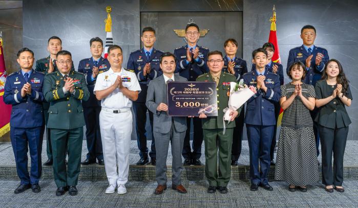 안규백(앞줄 왼쪽 넷째) 국방부 장관이 지난 16일 오전 서울 용산구 국방부 청사에서 열린 ‘제1회 국방부 특별성과포상금 시상식’에서 중동 4개국 재외국민 보호 ‘사막의 빛’ 작전을 성공적으로 수행한 국방부 국제평화협력과 진병용 중령 등 15명에게 특별성과포상금을 수여한 후 기념촬영하고 있다. 한재호 기자