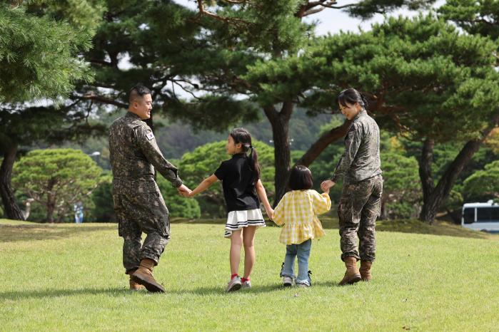 군인 부부가 자녀들과 나란히 손을 잡으며 산책하고 있다. 조종원 기자