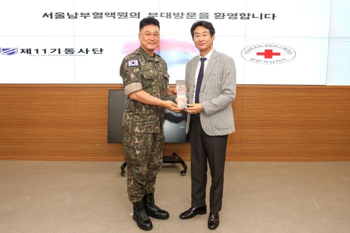 김종연(왼쪽) 육군11기동사단장이 서울남부혈액원 측으로부터 보건복지부 장관 부대표창을 받고 있다. 부대 제공
