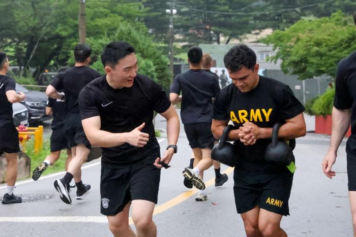육군 JSA경비대대 전입 소대장들이 집체교육의 하나로 미군과 함께 체력단련 프로그램을 체험하고 있다. 사진 제공=정준아 소령(진)