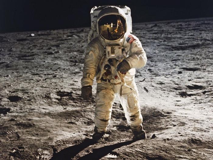 1969년 7월 20일 달에서 A7L 우주복을 입고 활동하고 있는 버즈 올드린. NASA 제공
