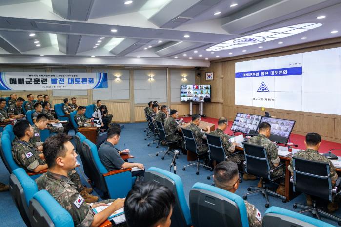 28일 육군2작전사령부에서 열린 2026년 예비군훈련 발전 대토론회에서 참석자들이 예비전력 정예화 방안을 논의하고 있다. 부대 제공