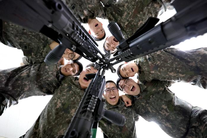 장병들에게 군 복무기간은 자신의 한계를 극복하고 리더십과 공동체 의식까지 길러서 사회적으로 한 단계 성숙하는 시간이 된다. 사진은 훈련을 앞두고 함께 구호를 외치는 장병들 모습. 조종원 기자