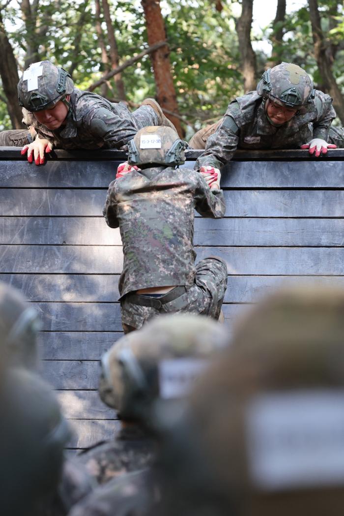 유격훈련 중 전우와 담장넘기에서 장애물을 극복하기 위해 힘을 합치는 모습. 조종원 기자
