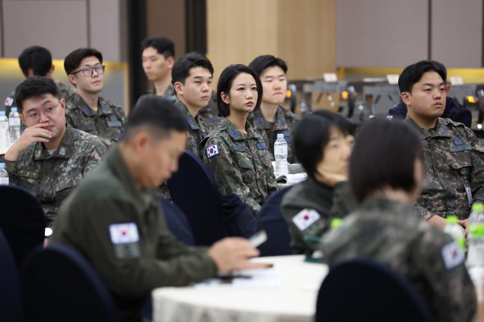 장병들이 진지한 자세로 정신전력교육을 듣고 있다. 조종원 기자