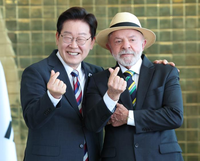 이재명 대통령과 루이스 이나시우 룰라 다시우바 브라질 대통령이 27일(현지시간) 브라질리아 대통령관저에서 공동언론발표를 마친 뒤 취재진을 향해 손가락 하트를 만들어 보이고 있다. 연합뉴스