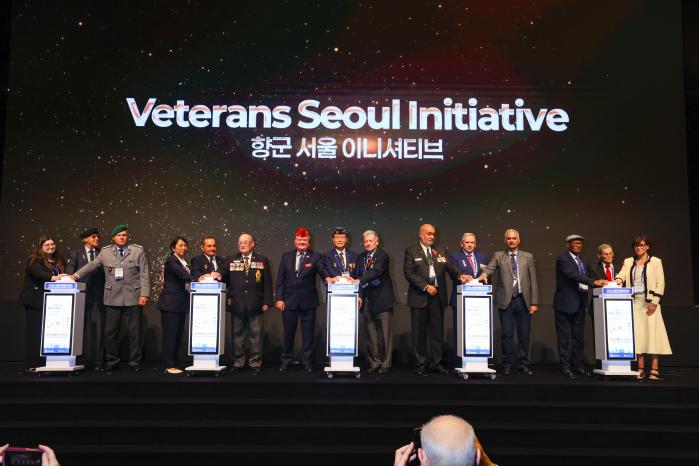 28일 서울 서초구 엘타워에서 열린 대한민국재향군인회 ‘2026 서울국제향군포럼’에서 신상태 회장 및 재향군인회장단이 터치버튼 세리머니를 하고 있다. 이경원 기자