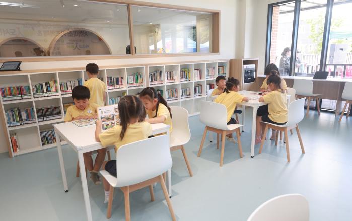 육군은 29일 12보병사단 책임지역인 강원 인제군 서화면 천도리에 복합문화공간인 ‘서화·천도 키즈카페’를 개장했다. 키즈카페에서 어린이들이 독서하는 모습. 부대 제공