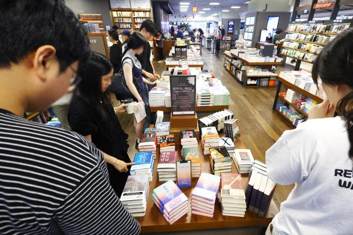 서울 교보문고 광화문점에 히가시노 게이고 작가의 작품이 진열돼 있다. 지난 23일 별세한 히가시노 게이고는 『나미야 잡화점의 기적』 『용의자 X의 헌신』 등의 작품으로 한국에서도 유명한 현대 일본 추리소설 대표 작가다. 연합뉴스