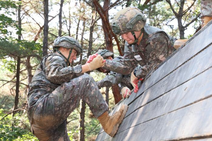 우리 국군은 대한민국 민주주의 발전사와 궤를 같이하면서 변화하고 성숙해져 왔다.‘선진병영’을 바탕으로 힘든 훈련도 함께 이겨내는 장병들의 긍정적인 모습. 국방일보 DB