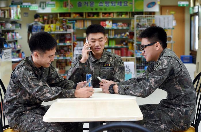 일과 후 휴대전화를 사용하는 병사들. 국방일보 DB