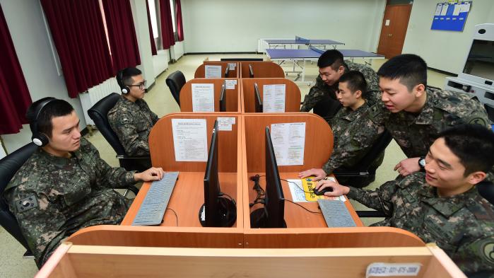 우리 군은 온라인 시대에 발맞춰 인터넷 환경도 구비했다.‘사이버지식정보방’을 이용하는 장병들. 국방일보 DB