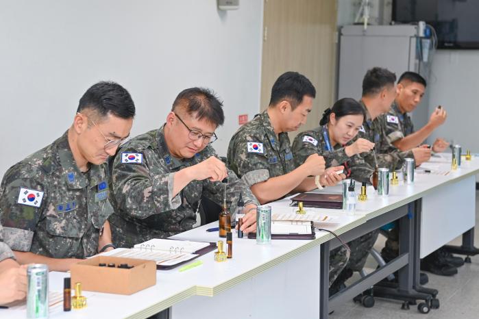 28일 공군20전투비행단에서 진행된 ‘생명지킴이 교육’에서 주임원사들이 자신만의 아로마 오일을 조향하고 있다. 사진 제공=최지석 하사
