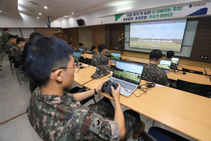 29일 육군학군교 드론 시뮬레이터 교육장에서 학군사관후보생들이 기초 조종법 교육을 받고 있다. 부대 제공