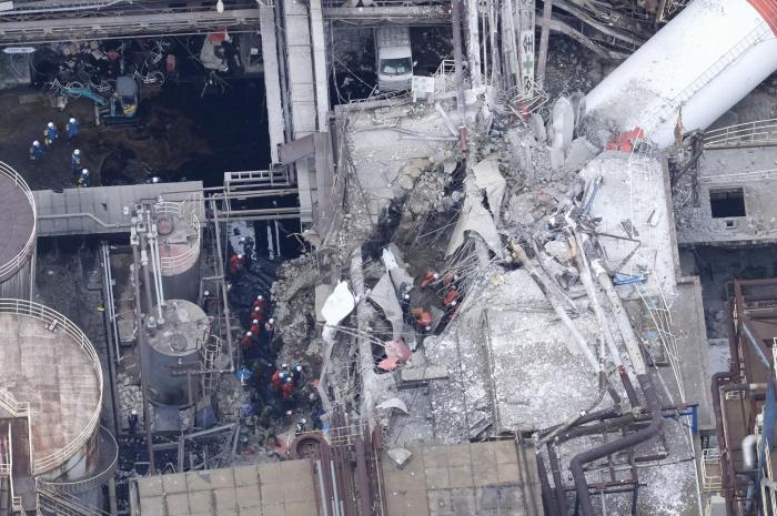 28일 구조대들이 지진으로 무너져 내린 구마모토현 야쓰시로시 소재 일본제지 공장을 살펴보고 있다. 이번 지진으로 일본제지 공장은 굴뚝과 외벽이 무너졌으며, 현재 정확한 피해 규모를 파악하고 있다. 연합뉴스