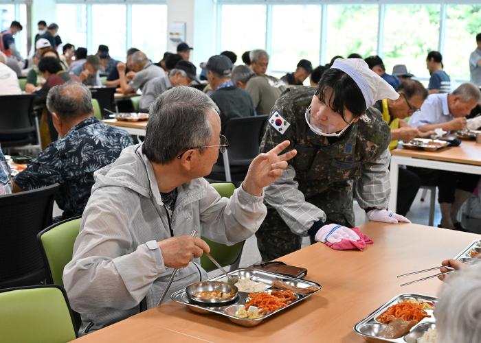공군18전투비행단 초급장교·군무원단이 강릉남부노인종합복지관에서 어르신들에게 급식 봉사를 하고 있다. 사진 제공=김다현 하사