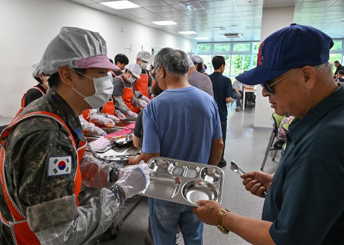 공군18전투비행단 초급장교·군무원단이 강릉남부노인종합복지관에서 어르신들에게 급식 봉사를 하고 있다. 사진 제공=김다현 하사