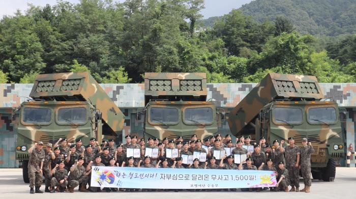 육군6보병사단 청포여단 장병들이 차량 무사고 1500일 기록 달성을 자축하고 있다. 사진 제공=백강한 대위