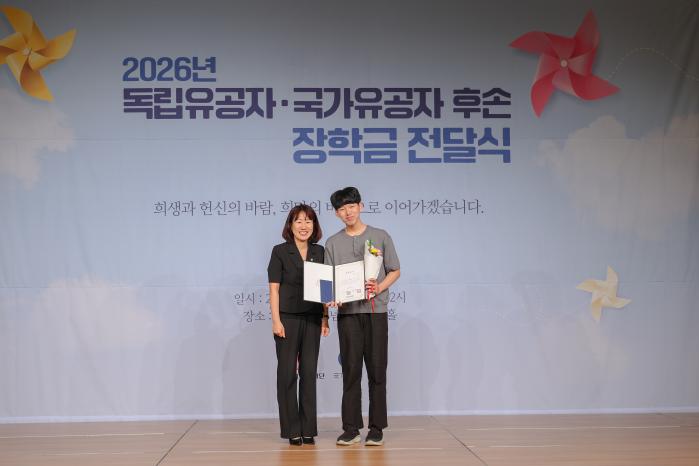 강윤진(왼쪽) 국가보훈부 차관이 독립유공자 후손 대표에게 장학증서를 수여하고 있다. 보훈부 제공