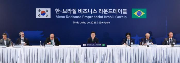 이재명 대통령이 28일(현지시간) 브라질 상파울루 한 호텔에서 열린 한-브라질 비즈니스 라운드테이블에서 발언하고 있다. 오른쪽부터 정의선 현대차그룹 회장, 류진 한국경제인협회 회장, 김정관 산업부 장관, 이재명 대통령, 제라우두 아우키민 브라질 부통령, 마르시우 엘리아스 호자 브라질 개발산업통상서비스부 장관, 라우데미르 뮐러 브라질 수출투자진흥청(ApexBrasil) 회장. 연합뉴스