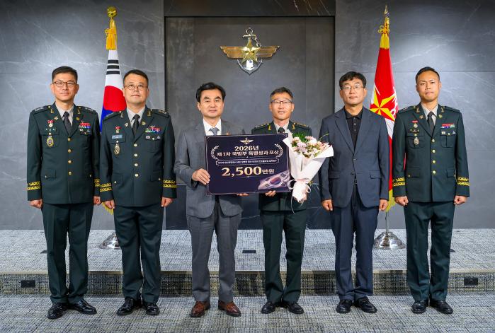안규백(왼쪽 셋째) 국방부 장관이 지난 16일 서울 용산구 국방부 청사에서 열린 ‘제1회 국방부 특별성과포상금 시상식’에서 재난 대응 시스템을 구축해 국민의 생명과 재산을 보호하는 데 이바지한 육군2작전사령부 군수참모처 재난관리과 조우현(오른쪽 셋째) 대령 등 5명에게 특별성과포상금을 수여한 뒤 기념사진을 찍고 있다. 한재호 기자