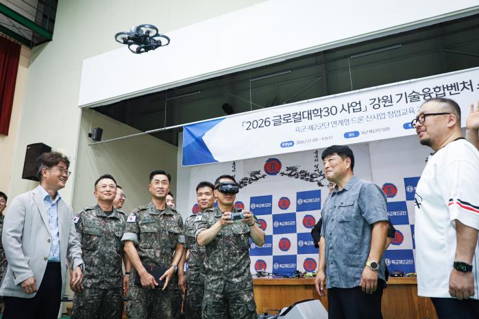정유수(중장·가운데) 육군2군단장이 군단이 진행 중인 드론 교육에서 드론을 직접 운용해보고 있다. 부대 제공