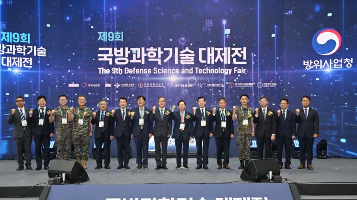 30일 서울 양재동 aT센터에서 개최된 ‘제9회 국방과학기술 대제전’에서 이용철(오른쪽 여덟째) 방위사업청장, 유용원(오른쪽 일곱째) 국회의원 등 주요 참석자들이 기념촬영을 하고 있다. 방사청 제공