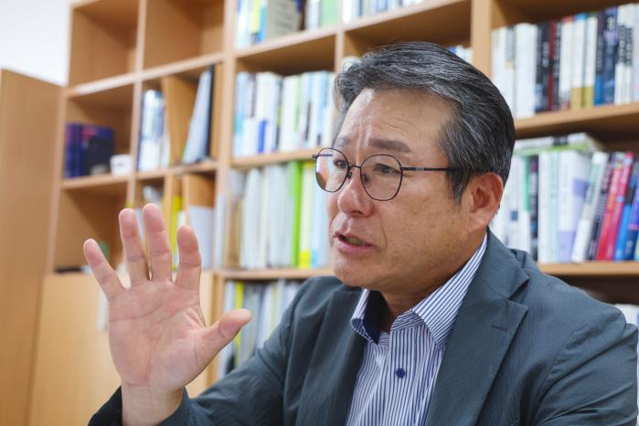 최병욱 상명대 국가안보학과 교수는 “군대는 국민에게 받은 공권력을 가진 공공조직인 만큼 가장 도덕적이어야 한다”며 “헌법에 기반해 민주주의의 가치를 지키는 군대가 되어야 한다”고 주문했다. 최 교수가 국방일보와 인터뷰하는 모습. 이경원 기자