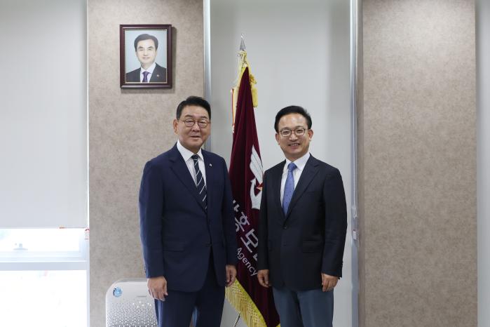 KFN 국방뉴스 출연을 위해 30일 국방홍보원을 방문한 김교흥(왼쪽) 더불어민주당 의원이 배종호 국방홍보원장과 함께 기념사진을 찍고 있다. 김병문 기자