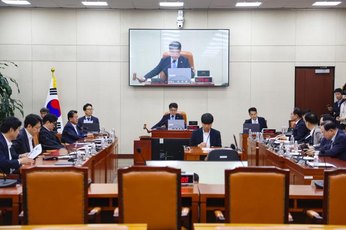 30일 서울 여의도 국회 국방위원회 회의실에서 제437회 국회(임시회) 제2차 전체회의가 열려 진성준(가운데) 국방위원장이 여야 동의를 거쳐 임종득 의원의 야당 간사 선임을 선포하고 있다. 이경원 기자