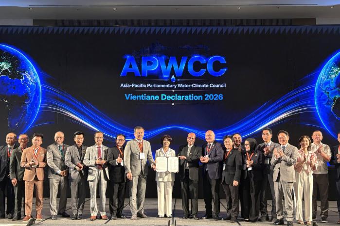 28~30일 라오스 비엔티안에서 열린 ‘제3차 아시아 국회의원 물 협의회(AAWC) 기후·물 라운드테이블’에서 대한민국 국회 대표단장 자격으로 참석한 한정애(왼쪽  아홉째) 의원이 각국 대표들과 ‘비엔티안 선언문’을 채택한 뒤 기념촬영을 하고 있다. 국회 제공