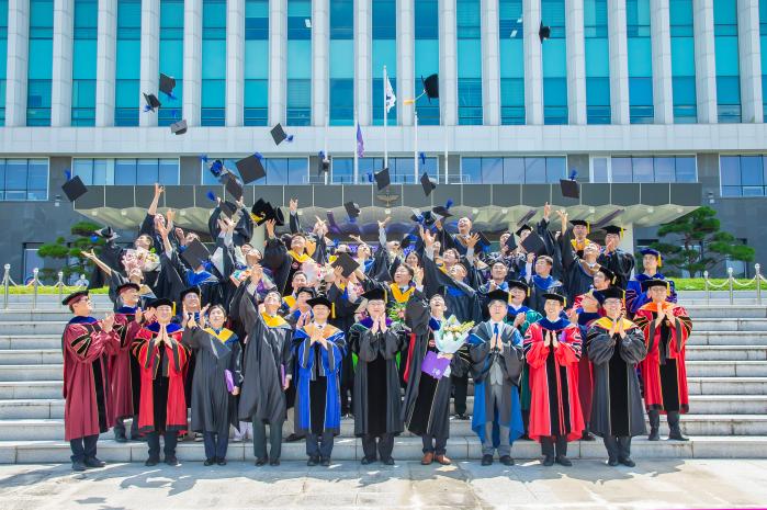 국방대 ‘2026학년도 전기 학위과정 학위수여식’에서 학위 취득자들이 학사모를 던지며 자축하고 있다. 국방대 제공