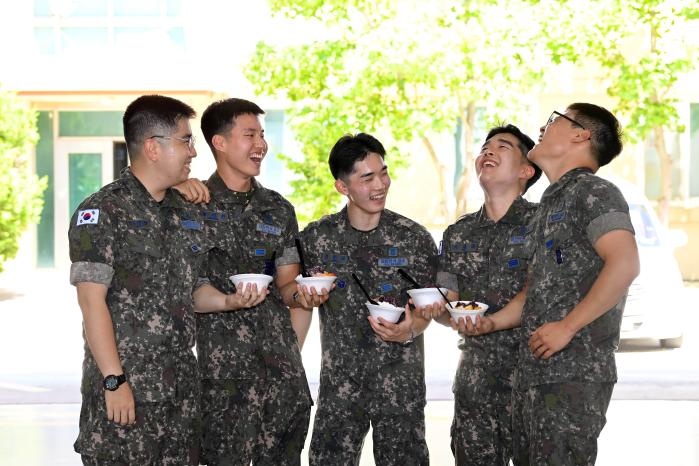 공군38전투비행전대 항공정비대대 항공정비요원들이 팥빙수를 먹으며 즐거워 하고 있다. 사진 제공=박용태 중사
