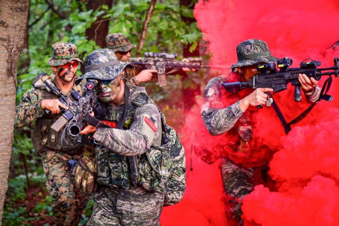 연합보병훈련에 참가한 한미 해병대 장병들이 전방을 주시하며 기동하고 있다. 사진 제공=정예빈 중사