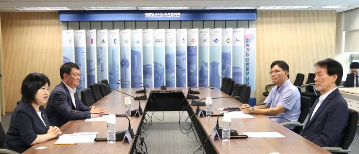 홍소영(맨 왼쪽) 병무청장이 지난달 31일 대한민국시도지사협의회 회의실에서 사회복무요원 수요 확대 등 협력방안에 대해 논의하고 있다. 병무청 제공