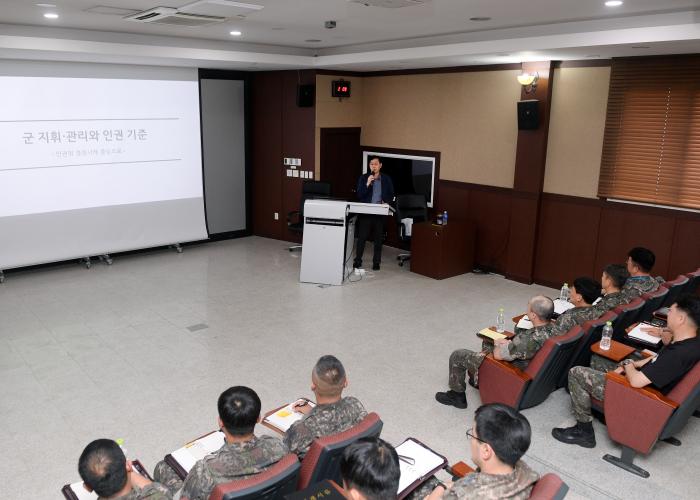 공군10전투비행단 주임원사단이 지난달 31일 기지 교육장에서 열린 인권교육에서 강연을 경청하고 있다. 부대 제공
