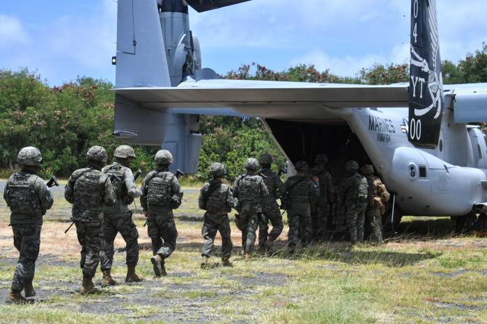 MV-22 수직이착륙기 탑승 절차 숙달훈련을 하고 있다.