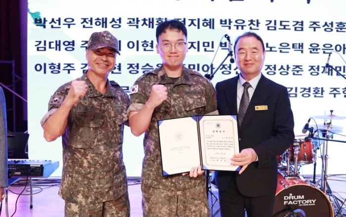 박식순(오른쪽) ROTC장학재단 이사장이 육군학생군사학교를 찾아 4학년(65기) 후보생 33명에게 장학증서와 장학금을 수여한 뒤 기념촬영을 하고 있다. ROTC중앙회 제공