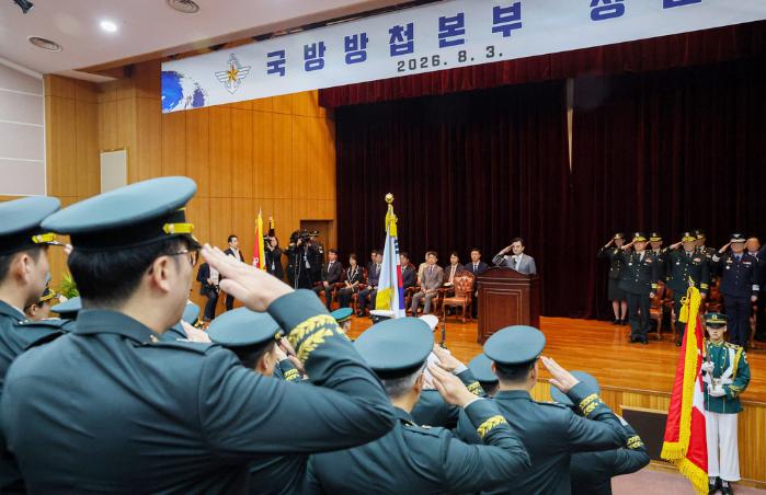 안규백 국방부 장관이 3일 국방방첩본부 창설식을 주관하고 있다. 편무삼 육군소장이 초대 본부장으로 취임한 국방방첩본부는 기존 방첩사령부 기능 중 방첩·방산 관련 정보활동과 사이버보안 등의 임무를 수행한다.  한재호 기자