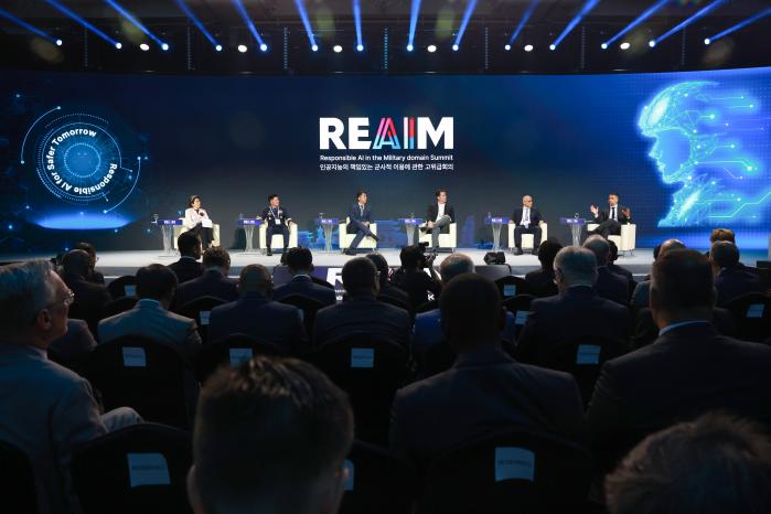 2024년 9월 서울 중구 롯데호텔에서 열린 ‘군사 분야 책임 있는 인공지능(REAIM) 고위급회의’에서 참석자들이 토론하고 있다. 김병문 기자