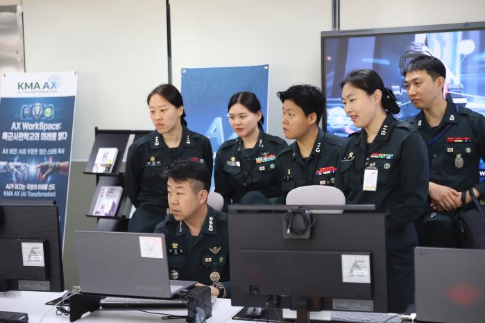 김동욱 AX추진기획단장을 비롯한 육사 교직원들이 AX 워크스페이스에서 생성형 AI를 실습하고 있다.