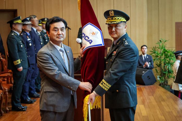 안규백(왼쪽) 국방부 장관이 3일 열린 국방방첩본부 창설 행사에서 편무삼 본부장에게 부대기를 수여하고 있다. 한재호 기자