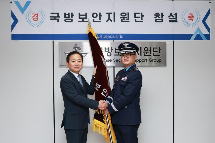 이두희(왼쪽) 국방부 차관이 3일 국방보안지원단 창설식에서 최진영 부단장에게 부대기를 수여하고 있다. 조종원 기자
