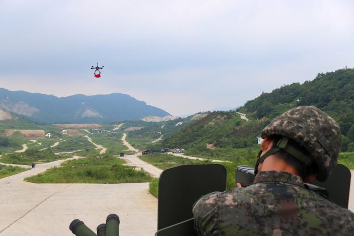 육군56보병사단 장병이 지난달 31일 경기 포천시 승진과학화훈련장에서 대드론건의 최대 유효사거리를 측정하는 전투실험을 하고 있다. 부대 제공