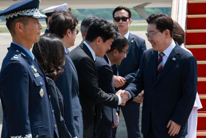 이재명 대통령이 3일 미국과 남미 3개국, 독일로 이어지는 5개국 7박11일 순방 일정을 마무리하고 서울공항을 통해 귀국했다. 이 대통령이 성남 서울공항에서 환영나온 강훈식 비서실장과 인사하고 있다. 연합뉴스